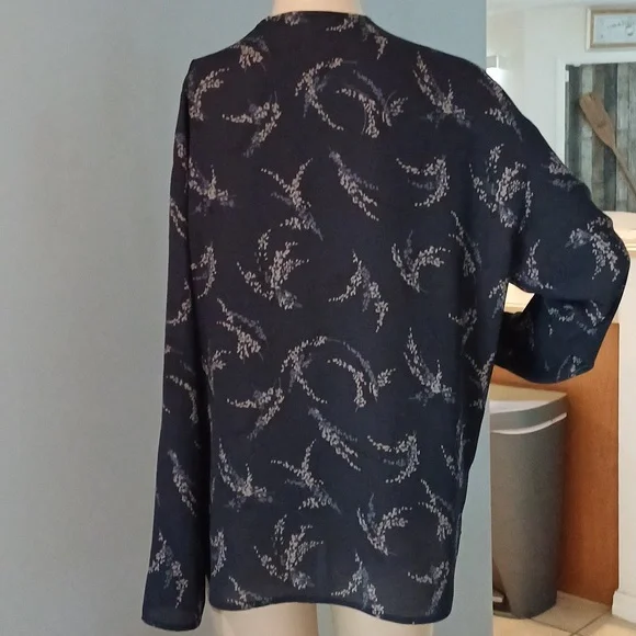 🔥🔥🔥Vince Spring navy blue floral henley blouse S - Picture 5 of 12